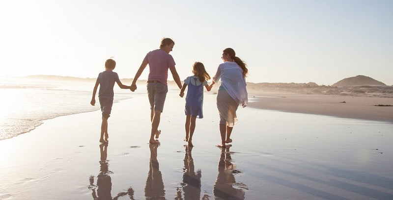Beneficios de caminar descalzo por la arena de la playa